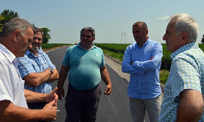 Az új út munkálatainak a megtekintése képek
